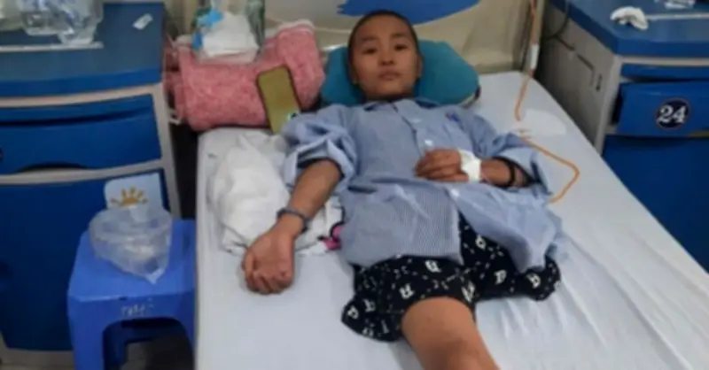 Bé gái 12 tuổi mất một chân vì ung thư, khát khao được đi học trở lại