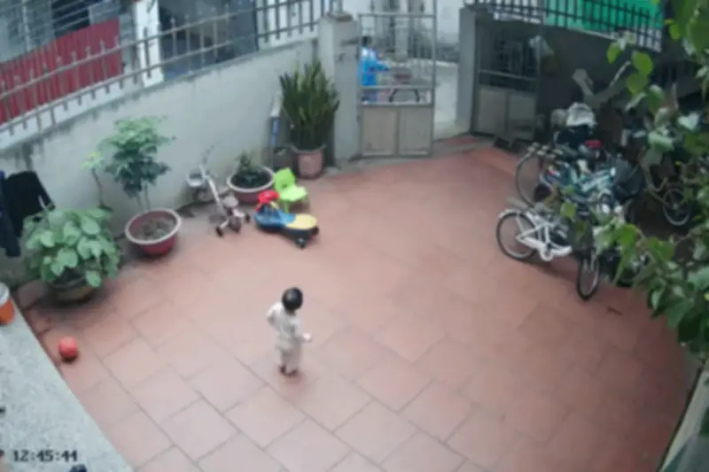 Bé gái 25 tháng tuổi lon ton đón khách giúp chị gây sốt mạng xã hội