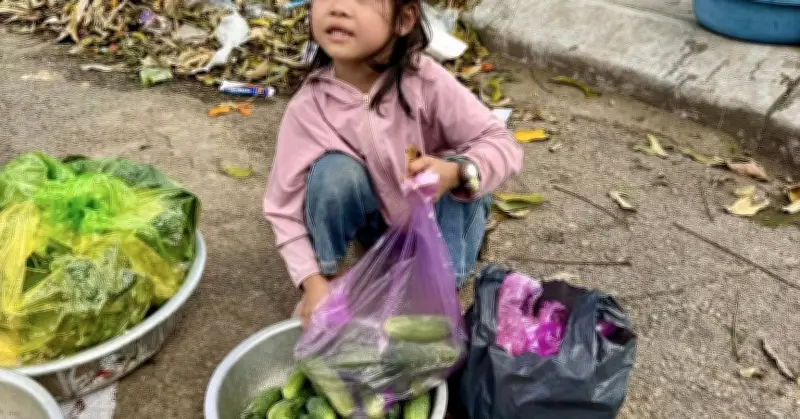 Bé gái mồ côi cha bán rau lề đường, hành động của người qua đường gây xúc động