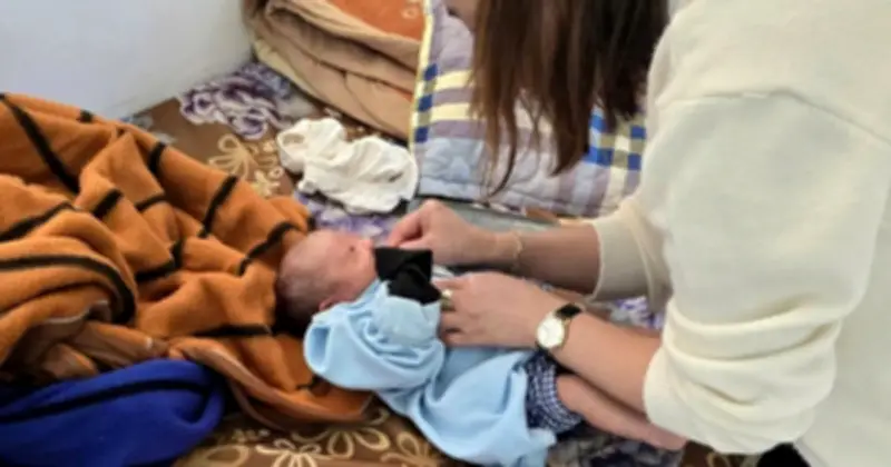 Bé gái sơ sinh bị bỏ rơi trong rẫy cà phê ở xã Kdang, công an tìm người thân