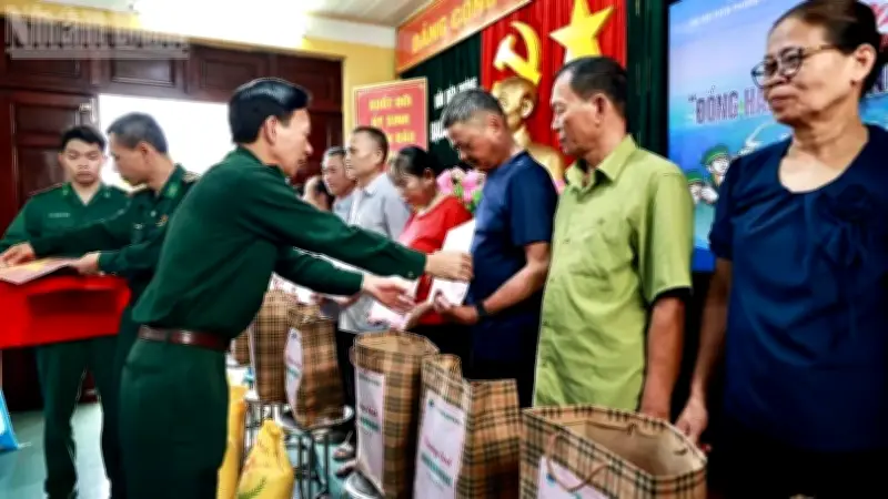 Bộ đội Biên phòng Hải Phòng trao quà, cờ Tổ quốc và áo phao cho ngư dân đảo Bạch Long Vĩ