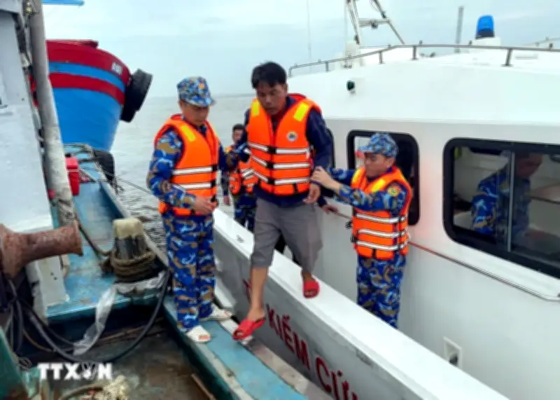 Bộ đội Biên phòng Ninh Bình kịp thời cứu 2 ngư dân gặp nạn trên biển