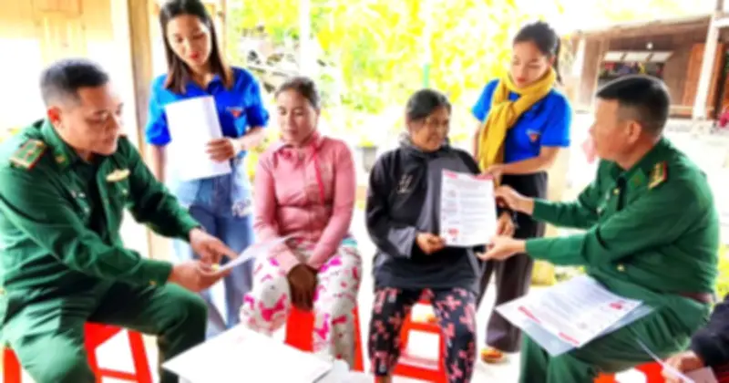 Bộ đội biên phòng Đà Nẵng tuyên truyền bầu cử đến từng hộ dân vùng biên