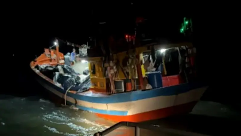 Bộ đội Biên phòng Vĩnh Long phát hiện hai tàu cá khai thác sai vùng quy định