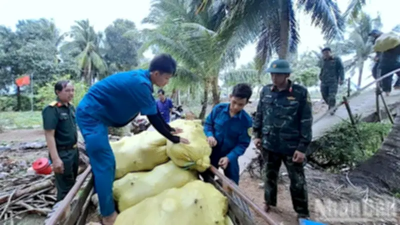 Bộ đội Cà Mau xắn tay giải cứu hàng trăm tấn bí đỏ, thắp sáng tình quân dân