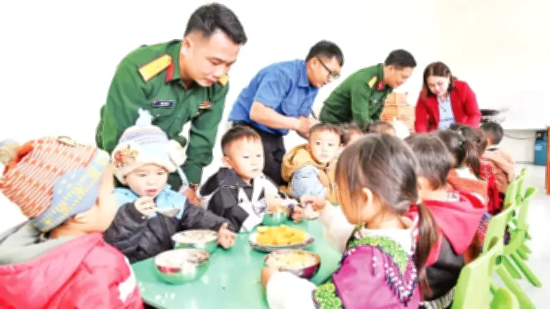 Bộ đội Tuyên Quang duy trì 'Ngày thứ năm chia sẻ yêu thương' cho học sinh vùng biên