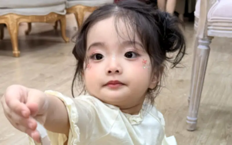 Bé Lisa nhà Khánh Thi - Phan Hiển gây sốt với nhan sắc 'búp bê sống' và thần thái tự tin