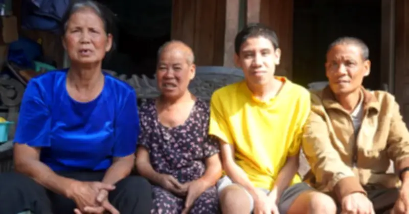 Bà lão 75 tuổi dậy từ 2 giờ sáng xin thức ăn thừa nuôi con cháu tâm thần