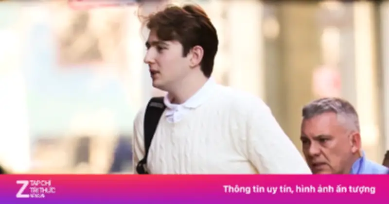 Bà Melania Trump 'nổi giận' khi con trai Barron bị chụp ảnh lén tại Mar-a-Lago