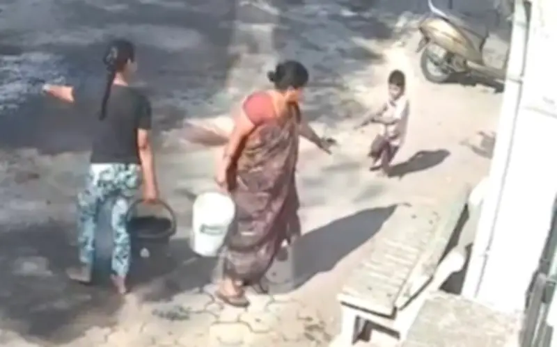 Bà nội đổ nước sôi lên cháu 4 tuổi trong lễ hội Holi ở Ấn Độ