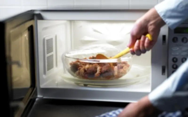 Bí Quyết Hâm Nóng Thức Ăn Bằng Lò Vi Sóng: Tránh Khô Cứng, Giữ Trọn Hương Vị