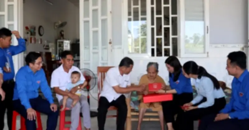 Bí thư T.Ư Đoàn thăm Mẹ VN anh hùng và phát động cao điểm an ninh trật tự tại TP.HCM