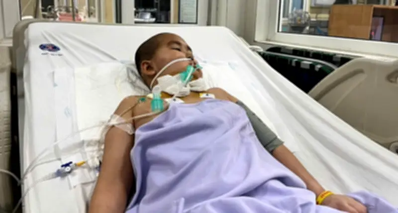 Bé trai 11 tuổi 6 lần lên bàn mổ, nguy kịch, mẹ đơn thân kêu cứu