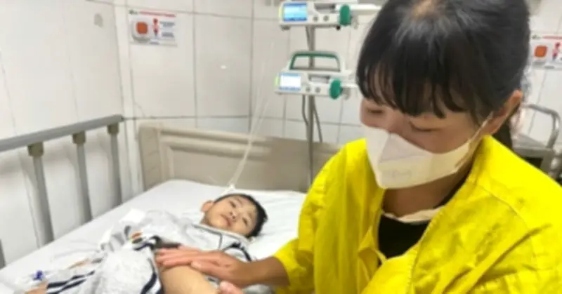 Bé trai 6 tuổi Quảng Trị nguy cơ mất chân, gia đình nghèo vật lộn tìm cách cứu con