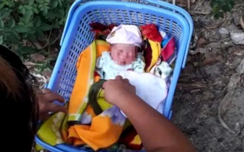 Bé trai bị bỏ rơi lúc rạng sáng kèm lời nhắn xin nuôi giúp