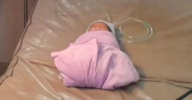 Bé trai sơ sinh 6 ngón tay bị bỏ rơi tại TPHCM, được người dân cứu giúp kịp thời