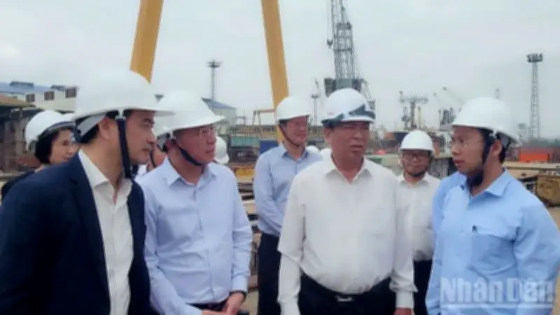 Bộ trưởng Xây dựng thị sát ngành đóng tàu: Duy trì sản xuất giữa khó khăn tái cơ cấu