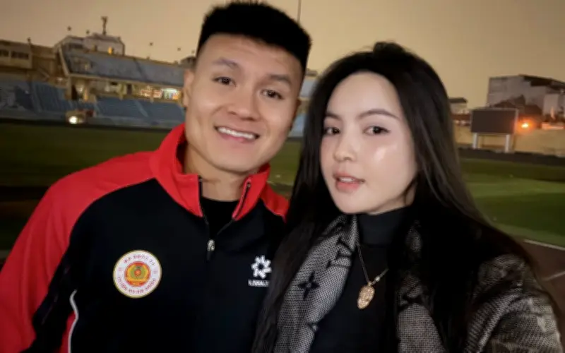 Bà xã Quang Hải khoe vòng cổ kim cương giá trị tiền tỷ gây chú ý