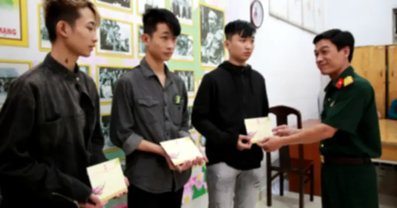 Ba anh em cùng nhập ngũ và đảng viên trẻ tình nguyện: Hình ảnh đẹp của thanh niên Việt