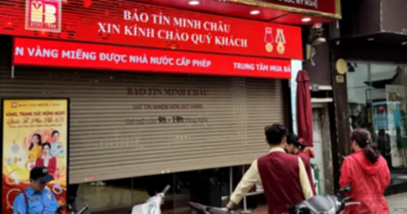 Ba Cửa Hàng Vàng Bảo Tín Minh Châu Đóng Cửa Đột Ngột, Công An Có Mặt Kiểm Tra