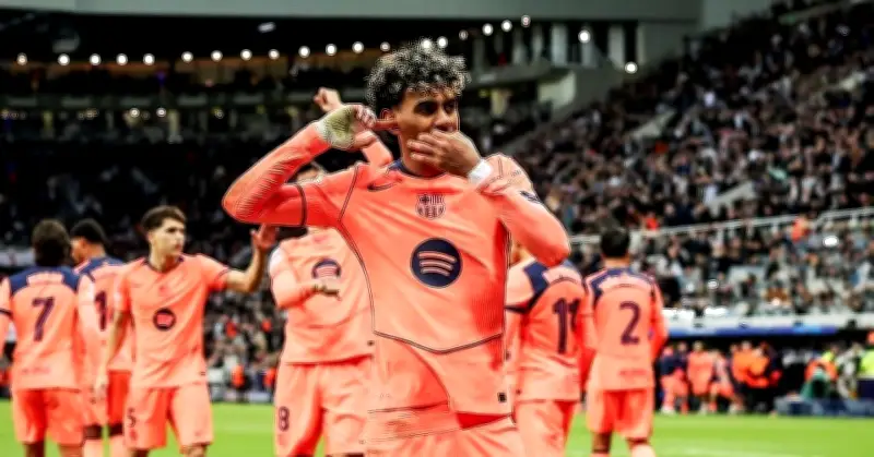 Barca Thoát Thua Nhọc Nhằn Trước Newcastle, HLV Flick Thừa Nhận Biểu Hiện Kém