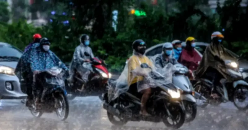 Bắc Bộ mưa dông, cảnh báo lốc sét; Miền Trung, Nam nắng nóng gay gắt