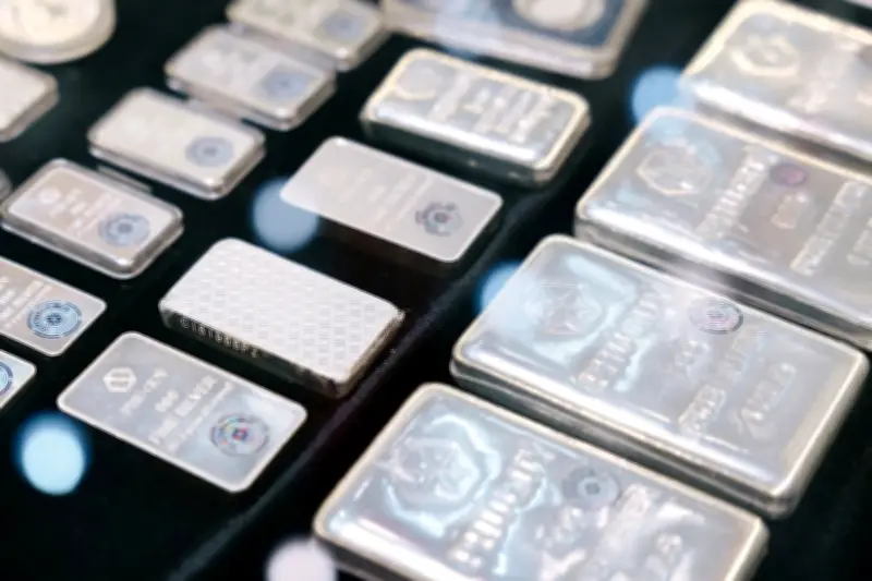 Bạc bốc hơi 11 triệu đồng/kg sau 3 phiên, vì sao đi ngược đà tăng của vàng?