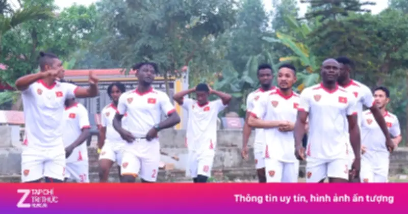 Bắc Ninh: Giải bóng đá hội làng gây sốt với đội hình toàn cầu thủ nước ngoài