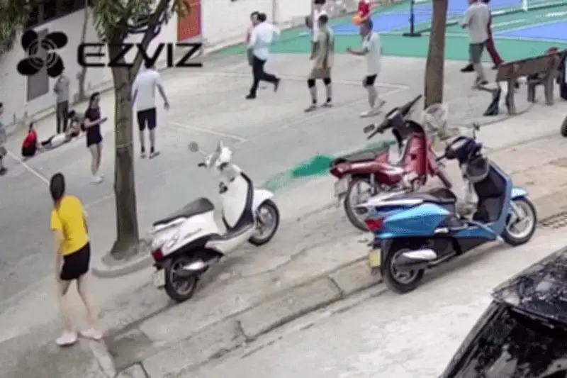 Bác sĩ bế con đi dạo kịp thời cứu sống người đàn ông đột quỵ trên sân bóng ở Nghệ An