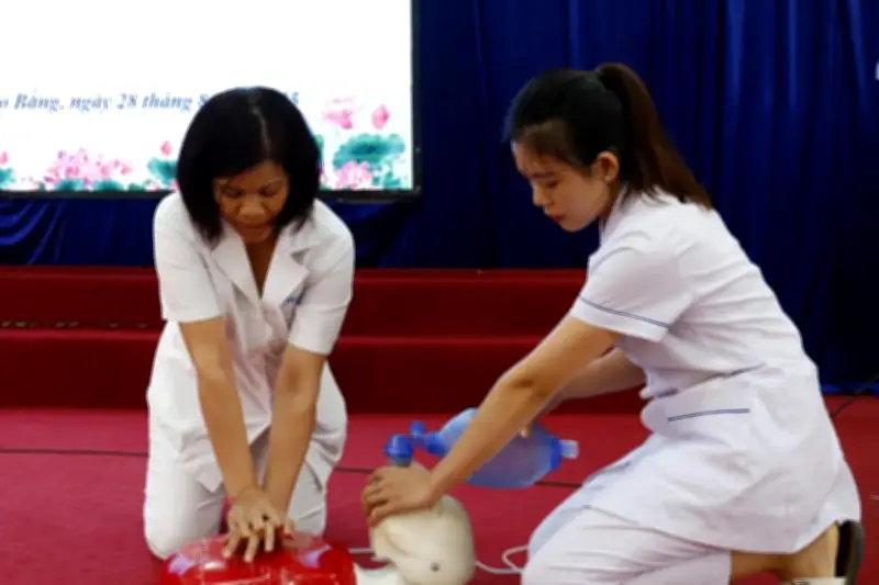 Bác sĩ Bệnh viện Bạch Mai cứu bé trai ngừng tim do rơi xuống bể bơi khu nghỉ dưỡng