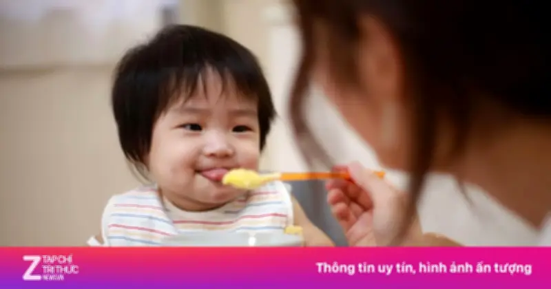Bác sĩ chỉ dẫn thời điểm vàng cho trẻ ăn dặm, uống sữa tươi, nước ép trái cây