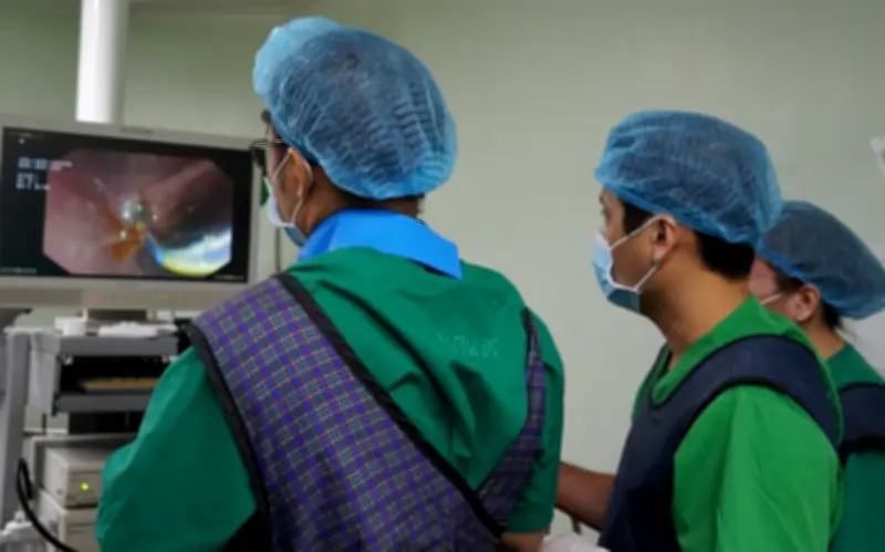 Bác sĩ Cần Thơ lấy thành công xương cá dài 3cm mắc kẹt trong đường mật bệnh nhân