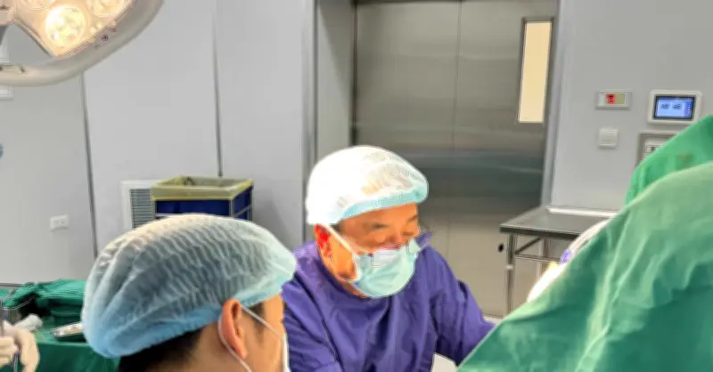 Bác sĩ Lê Minh Sơn: 'Nhạc trưởng' trong phòng mổ với 43 năm cứu chữa bệnh nhân ung thư