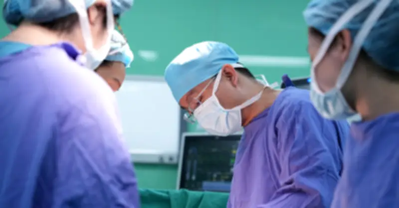 Bóc thành công khối u xơ tử cung khổng lồ 1,7kg, bảo tồn thiên chức làm mẹ