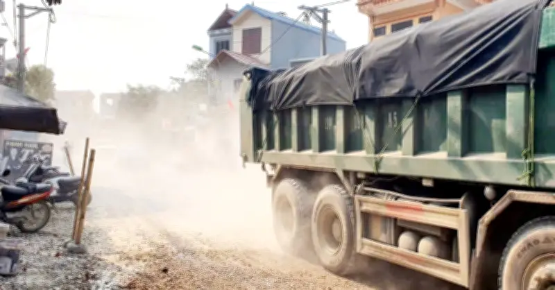 Bụi mù mịt 'trắng trời' trên tuyến đường 429 Hà Nội, dân khổ sở chờ giải pháp