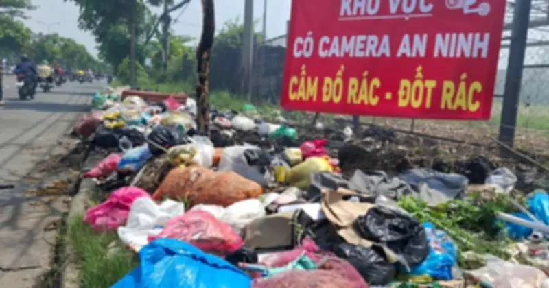 Bãi rác tự phát tràn lan tại TP.HCM bất chấp biển cấm, người dân kêu cứu