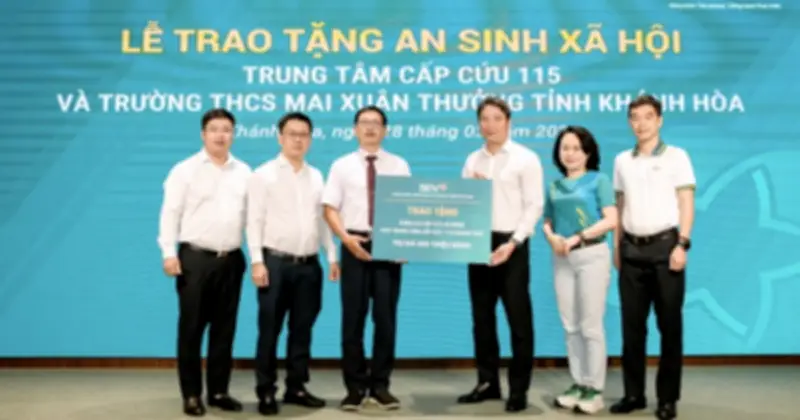 BIDV hỗ trợ 500 triệu đồng mua băng ca cấp cứu và 500 triệu đồng cho trường học tại Khánh Hòa