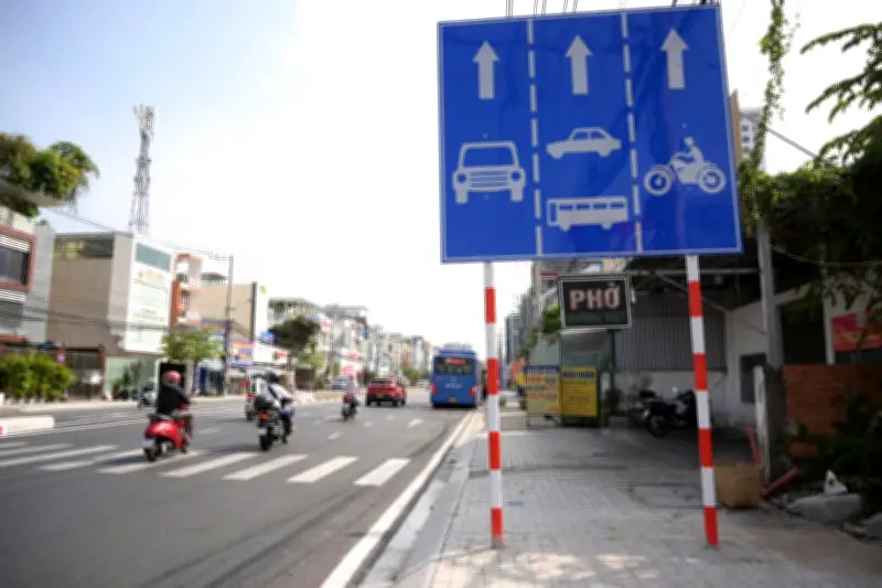 Biển báo giao thông sai chuẩn tại TP.HCM gây bối rối cho tài xế