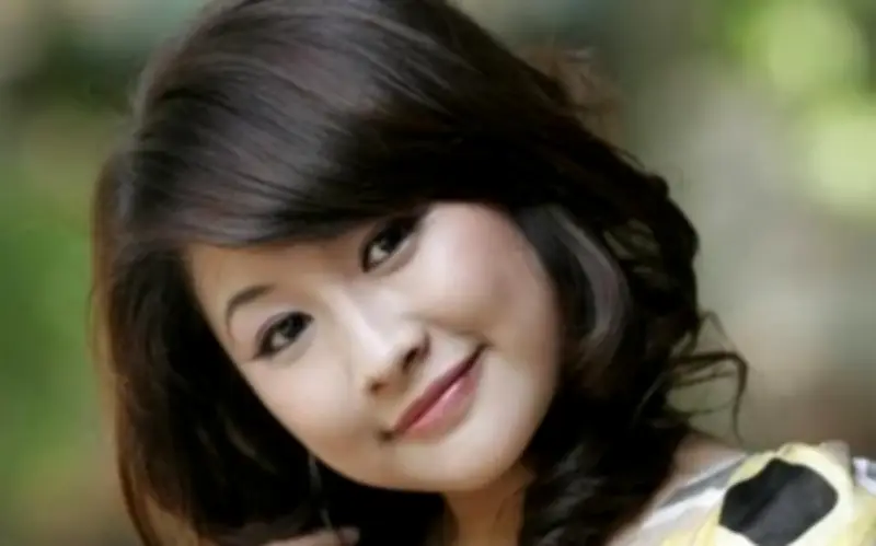 Biên dịch viên Quỳnh Anh - từ 'chị Kính Hồng' đến phiên dịch cabin Oscar 2026 trên VTV