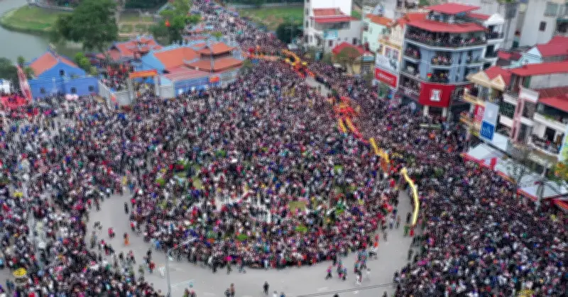 Biển Người Cổ Vũ Lễ Hội Kỳ Cùng Tả Phủ: Nét Đẹp Văn Hóa Truyền Thống Thu Hút Đông Đảo