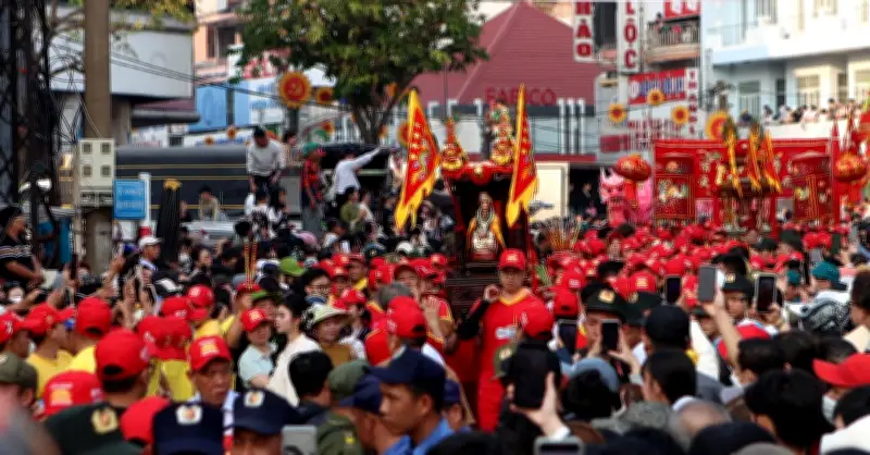 Biển người thập phương đổ về chùa Bà Bình Dương rước kiệu xin lộc đầu năm