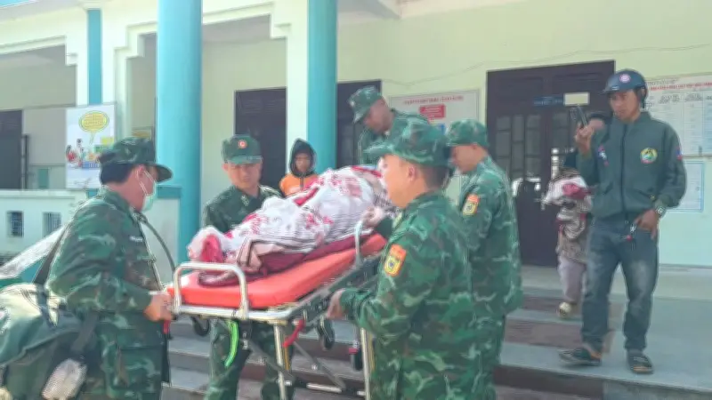 Biên phòng Việt Nam hỗ trợ khẩn cấp sản phụ Lào sinh con an toàn