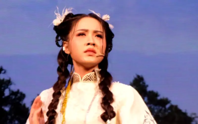 Biện Thuy lần đầu đóng kịch, 'dũng cảm' thế vai chính trong 'Gánh hát về khuya'