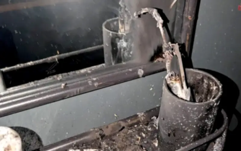 Bàn Chải Đánh Răng Điện Phát Nổ Gây Cháy, Phụ Nữ Anh Thoát Chết Trong Gang Tấc