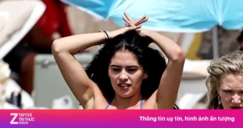 Bạn gái Romeo Beckham khoe đầm Victoria, tương tác thân thiết trên mạng xã hội