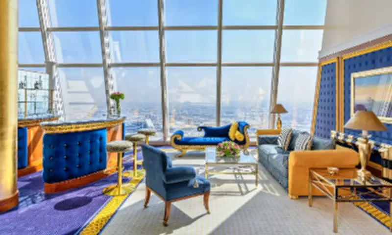 Bên trong khách sạn Burj Al Arab Dubai trước khi bị mảnh tên lửa rơi trúng