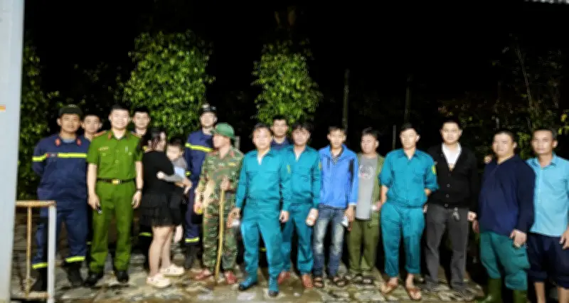 Băng Đội Tìm Kiếm Khẩn Cấp Bé Trai 5 Tuổi Đi Lạc Giữa Đêm Tối