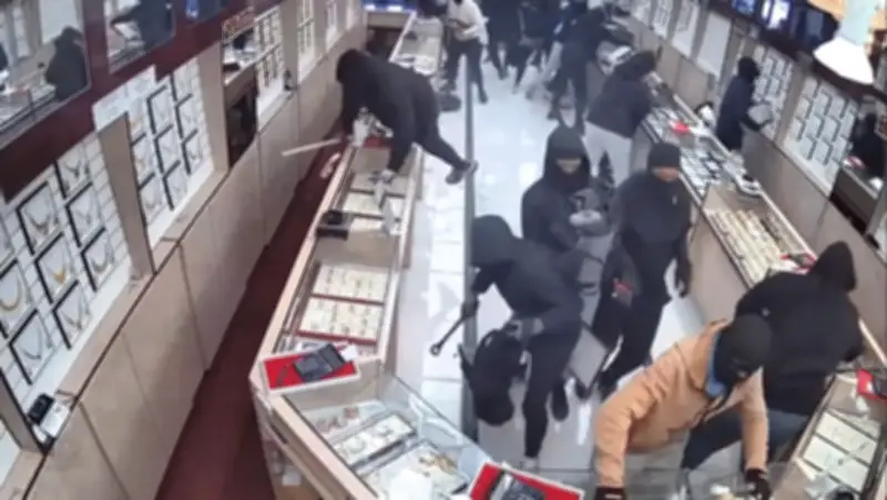 Băng nhóm 20 người cướp tiệm vàng ở California trong 70 giây, gây sốc với 44 tỷ đồng