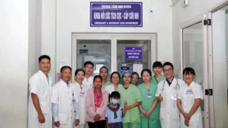 Bệnh nhi nguy kịch do rắn cắn, huyết thanh kháng nọc phải 'đi nhờ' máy bay từ Sài Gòn ra Huế