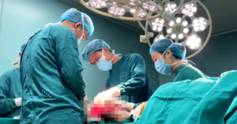 Bệnh nhân suýt cắt chân vì tự chữa bỏng bằng lá, bác sĩ cảnh báo nguy hiểm
